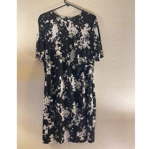 Apt 9 black with muted abstract white floral pattern size XL, short sleeves